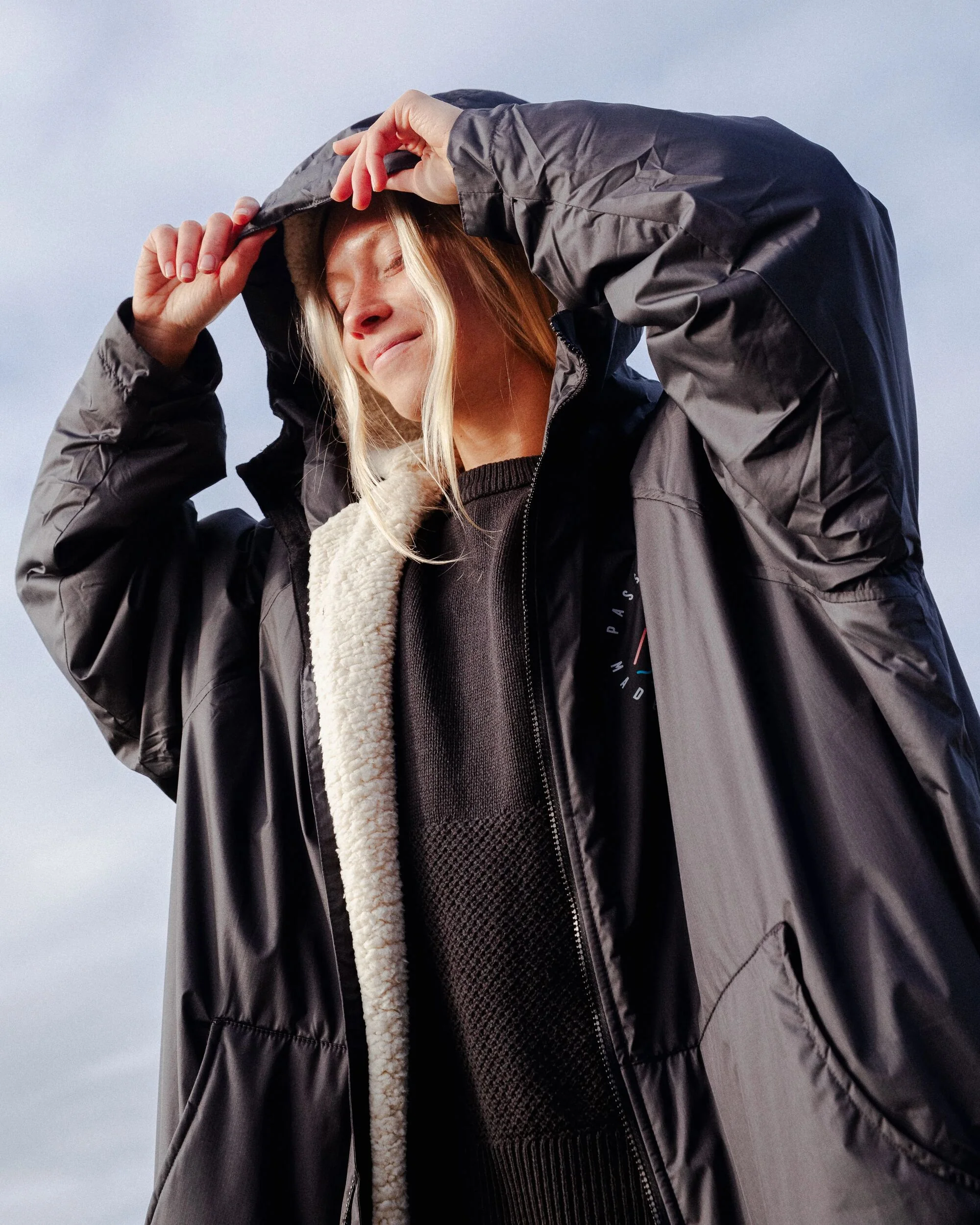 Escapism Recycled Sherpa Lined Changing Robe - Black - Image 5